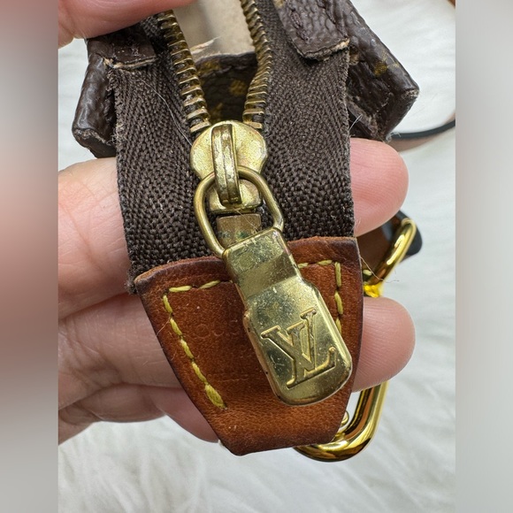 Louis Vuitton Bucket PM Pouch Crossbody - Picture 13 of 15